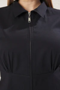 Trendyol Curve Navy Blue Short Sleeve Fonksiyonel Zippered Weaving Plus Size Shirt - Image 4