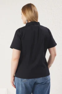 Trendyol Curve Navy Blue Short Sleeve Fonksiyonel Zippered Weaving Plus Size Shirt - Image 5
