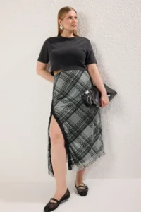 Trendyol Curve Khaki Plaid Patterned Tulle Lace Detailed Flexible Knitting Plus Size Skirt - Image 3