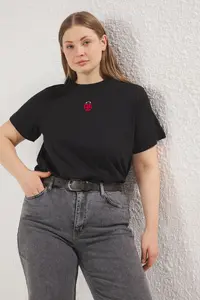 Trendyol Curve Black Crew Neck Embroidered Crop Knitting Plus Size T-Shirt - Image 2