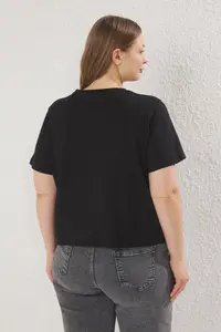 Trendyol Curve Black Crew Neck Embroidered Crop Knitting Plus Size T-Shirt - Image 4