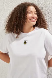 Trendyol Curve White 100% Cotton Embroidered Crop Crew Neck Knitting T-Shirt - Image 2