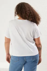 Trendyol Curve White 100% Cotton Embroidered Crop Crew Neck Knitting T-Shirt - Image 5