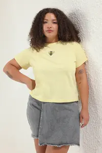 Trendyol Curve Yellow Crew Neck Embroidered Crop Knitting Plus Size T-Shirt - Image 2