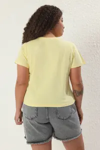 Trendyol Curve Yellow Crew Neck Embroidered Crop Knitting Plus Size T-Shirt - Image 4