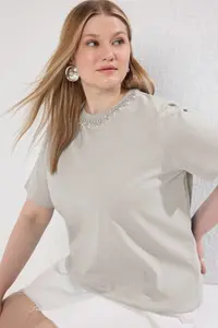 Trendyol Curve Relaxed Fit 100% Cotton Knitting Plus Size T-Shirt with Stone Collar - Image 2