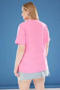 Trendyol Curve Pink Front Frilly Heart Detailed Relaxed Fit Plus Size T-Shirt - Image 5