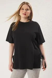 Trendyol Curve Black Yanda Fiyonk Binding Detailed relaxed Fit Plus Size T-Shirt - Image 2