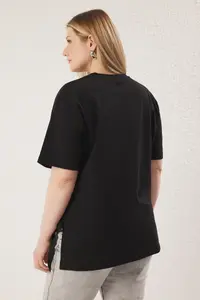Trendyol Curve Black Yanda Fiyonk Binding Detailed relaxed Fit Plus Size T-Shirt - Image 5