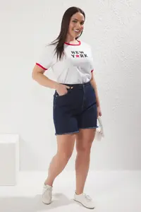 Trendyol Curve White Crew Neck Basic Fit New York Printed 100% Cotton Plus Size Knitting Tshirt - Image 3