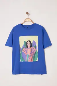 Trendyol Curve Saks Blue Wide Pattern Printed 100% Cotton Plus Size Knitting T-Shirt - Image 5