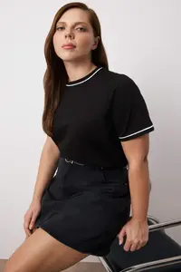 Trendyol Curve Black Crew Neck Biye Detailed Basic Plus Size T-Shirt - Image 2