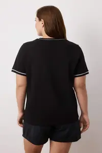 Trendyol Curve Black Crew Neck Biye Detailed Basic Plus Size T-Shirt - Image 4