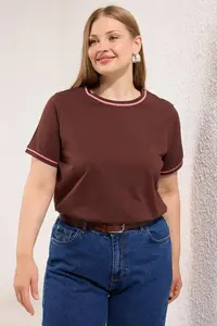 Trendyol Curve Brown Crew Neck Biye Detailed Basic Plus Size T-Shirt - Image 2