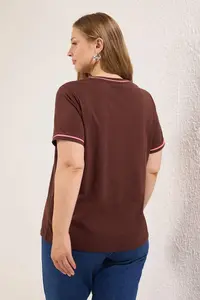 Trendyol Curve Brown Crew Neck Biye Detailed Basic Plus Size T-Shirt - Image 4