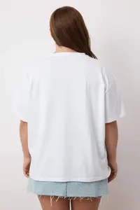 Trendyol Curve White 100% single jersey Printed Oversized/Rahat Cut Knitting Plus Size T-Shirt - Image 4