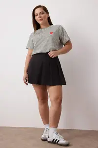 Trendyol Curve Black Heart Embroidered Regular/Normal Pattern Knitting T-Shirt