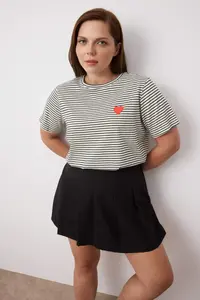 Trendyol Curve Black Heart Embroidered Regular/Normal Pattern Knitting T-Shirt - Image 2