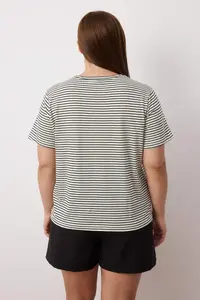 Trendyol Curve Black Heart Embroidered Regular/Normal Pattern Knitting T-Shirt - Image 4