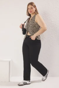 Trendyol Curve Solmayan Black High Waist Plus Size Straight Fit jeans - Image 3
