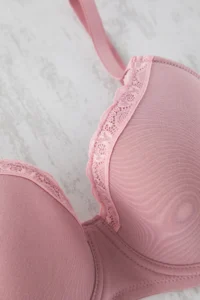 Trendyol Curve Powder Pink Penye Lace Detailed underwire Sabit Covered Plus Size Bra - Image 3