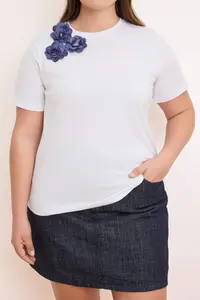Trendyol Curve White Crew Neck Çiçek with accessories Knitting Plus Size T-Shirt - Image 3