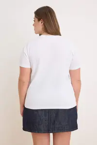Trendyol Curve White Crew Neck Çiçek with accessories Knitting Plus Size T-Shirt - Image 4