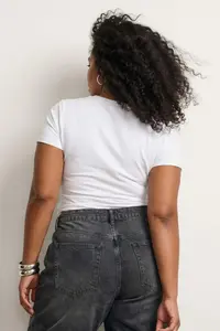 Trendyol Curve White Flexible Fitted Basic Crew Neck Short Size Plus Size T-Shirt - Image 2
