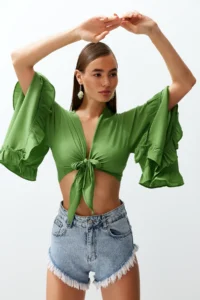 TRENDYOLMİLLA Green Weaving with flywheel Beach Crop Blouse - Image 3