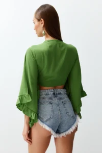 TRENDYOLMİLLA Green Weaving with flywheel Beach Crop Blouse - Image 6