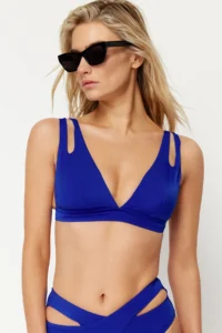 TRENDYOLMİLLA Saks Blue Cut Out/Window Detailed Triangle Covered Bikini Top - Image 2