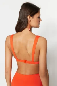 TRENDYOLMİLLA Rejection Cut Out/Window Detailed Triangle Covered Bikini Top - Image 5