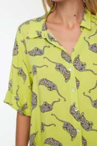 TRENDYOLMİLLA Leopard Patterned Weaving Piped Beach Shirt Shorts Set - Image 4