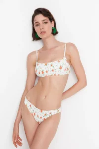 TRENDYOLMİLLA Crispy Floral Patterned Gipelli Low Waist Bikini Bottom - Image 4