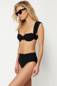 TRENDYOLMİLLA Black textured Covered with accessories High Waist Regular Bikini Bottom - Image 4
