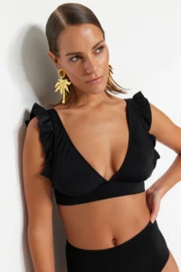 TRENDYOLMİLLA Black with flywheel Triangle Covered Bikini Top