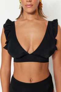 TRENDYOLMİLLA Black with flywheel Triangle Covered Bikini Top - Image 4