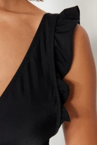 TRENDYOLMİLLA Black with flywheel Triangle Covered Bikini Top - Image 5