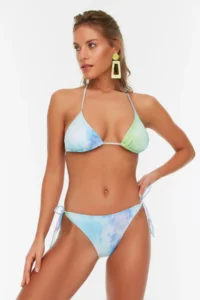 TRENDYOLMİLLA Batik Patterned Triangle Covered Regular Low Waist Bikini Set - Image 4