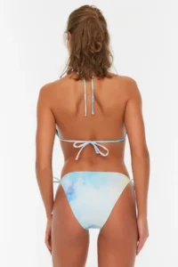 TRENDYOLMİLLA Batik Patterned Triangle Covered Regular Low Waist Bikini Set - Image 5