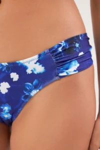 TRENDYOLMİLLA Batik Patterned Triangle Covered Regular Low Waist Bikini Set - Image 3