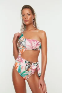 TRENDYOLMİLLA Floral Patterned Cut Out/Window Detailed One Shoulder Covered Regular Swimsuit - Image 2