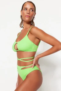 TRENDYOLMİLLA Green Cut Out/Pencereli High Waist Normal Hem Bikini Bottom - Image 3