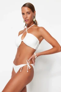 TRENDYOLMİLLA White tied up textured Regular Bikini Bottom - Image 3