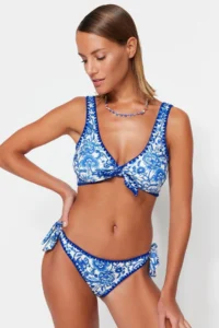 TRENDYOLMİLLA Shawl pattern Embroidered Regular Regular Waist Bikini Bottom - Image 2