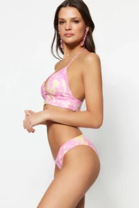 TRENDYOLMİLLA Batik Patterned V Cut Normal Hem Bikini Bottom - Image 2