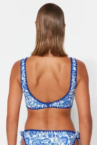 TRENDYOLMİLLA Striped Embroidered Triangle Covered Bikini Top - Image 7