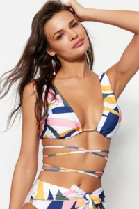 TRENDYOLMİLLA Abstract Patterned Triangle tied up Bikini Top