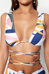 TRENDYOLMİLLA Abstract Patterned Triangle tied up Bikini Top - Image 4