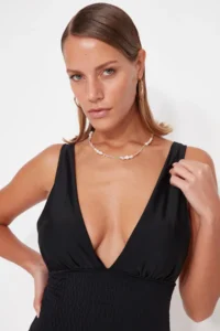 TRENDYOLMİLLA Black Derin Dekolteli Gipelli Normal Hem Swimsuit - Image 3